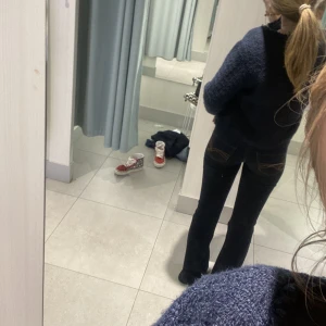 Lågmidjade jeans - Samma jeans som innan, fast annan storlek! Helt slutsålda lågmidjade jeans från hm!! Hur snygga som helst😻😻 har även 36or (i en annan annons)❤️‍🔥 Helt nya med prislappen kvar!