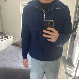 HALFZIP TRÖJA FRÅN ZARA - Säljer denna sjukt snygga tröjan från Zara! Den är i nyskick och passar perfekt nu till hösten!   Storlek L men passar M