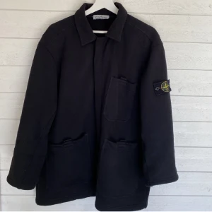 Stone Island kappa/rock - Rock/kappa från märket stone island. Nypris runt 6000 kr. Sparsamt använd då armarna är lite för korta för mig. XL i storlek men sitter mer som en medium. 