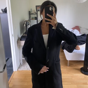 svart kappa - säljer denna superfina kappa från brixtol men som tyvärr inte kommer till någon användning längre 💗köpt för 700kr så priset går att diskutera 