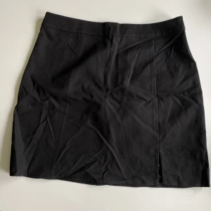 Minikjol - Svart minikjol från bikbok. Kjolen är sparsamt använd och i mycket bra skick.