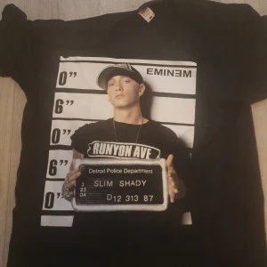Tshirt - Säljer denna as coola eminem tshirten. Köpt för 200 och säljer för 130💗 kontakta gärna innan köp!