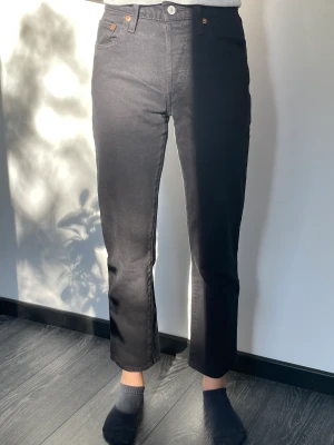 Jeans - Säljer dessa Levis jeans i modellen 501 original jeans, storlek 23/30 i nyskick. Nypris 1099 kr. Köparen står för frakt