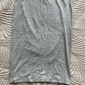 Midi kjol - Använd men i bra skick! Går lite ovanför knäna på mig (168 cm)
