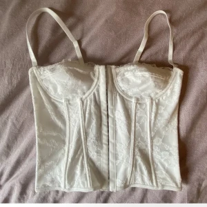 Korsett - Vit jättesnygg korsett i strl S
