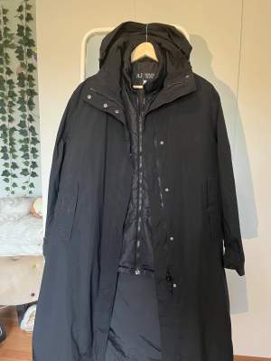 En svart Armani jacka som har en tillhörande dunjacka innuti rocken (man kan ta av rocken och bara ha dunjackan också) storlek L