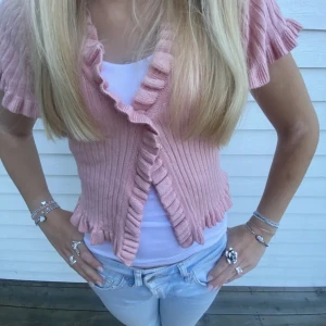 bolero Chiquelle  - Säljer denna superfina bolero från chiquelle💕  Finns även en annons med denna fast i gul 🥰 Första bilden är ej min men det är exakt samma 💕