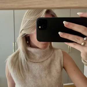 Beige stickad topp - Stickad topp i alpacka ull. Så fin o perfekt till hösten🤩 använt endast en gång👌🏽💕