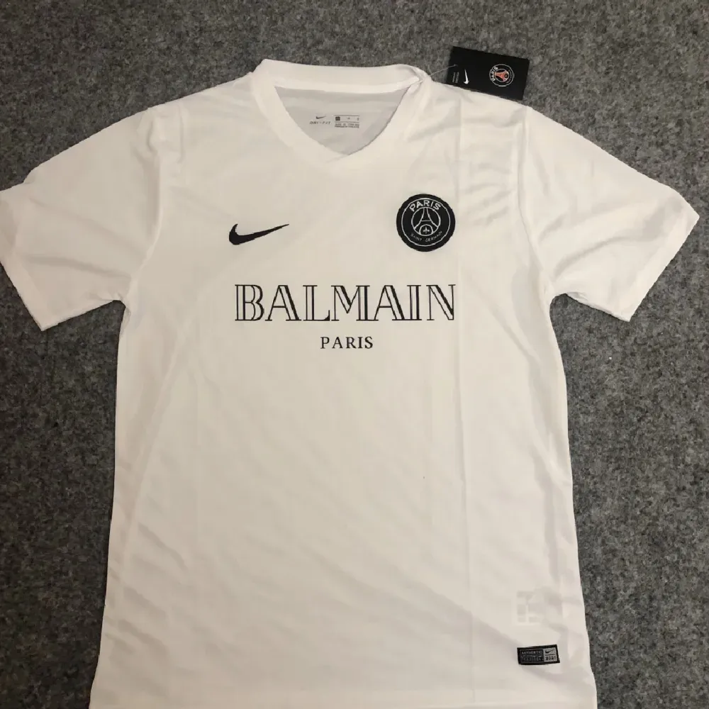Helt ny balmain Paris T-shirt storlek L, för stor för mig🤩. T-shirts.