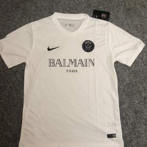 Helt ny balmain Paris T-shirt storlek L, för stor för mig🤩