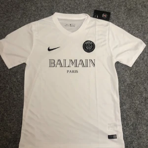 Nike balmain Paris tshirt - Helt ny balmain Paris T-shirt storlek L, för stor för mig🤩