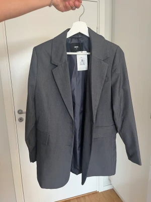 Kavaj - Grå kavaj från bikbok som aldrig är använd, nypriset 699! 