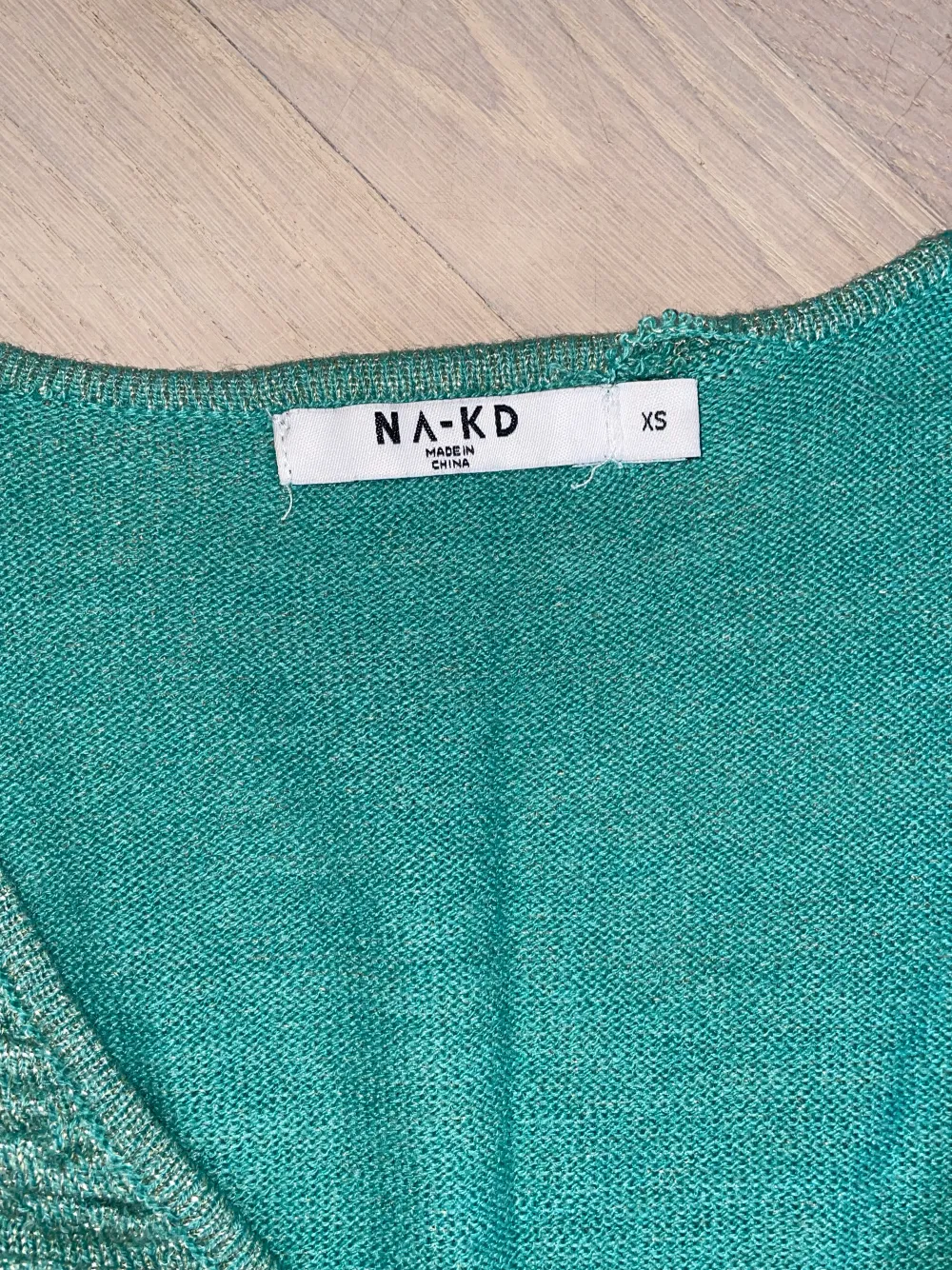 En glittrig långklänning i grönt skimrande material. Storlek xs från NA-KD, aldrig använd.. Klänningar.