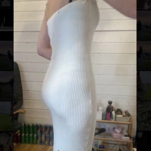 Vit klänning Gina  - Använd en gång  sitter bra ganska genomsymlug om man inte har nude färgade underkläder eller vita. 300 inklusive frakt