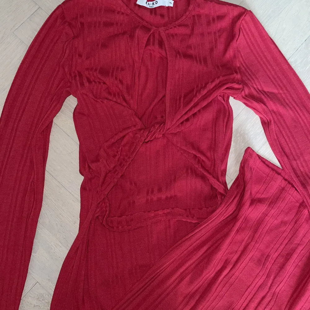 En röd långklänning med skurning vid bröstet. Storlek xs, från NA-KD. Aldrig använd, mycket bra skick. . Klänningar.