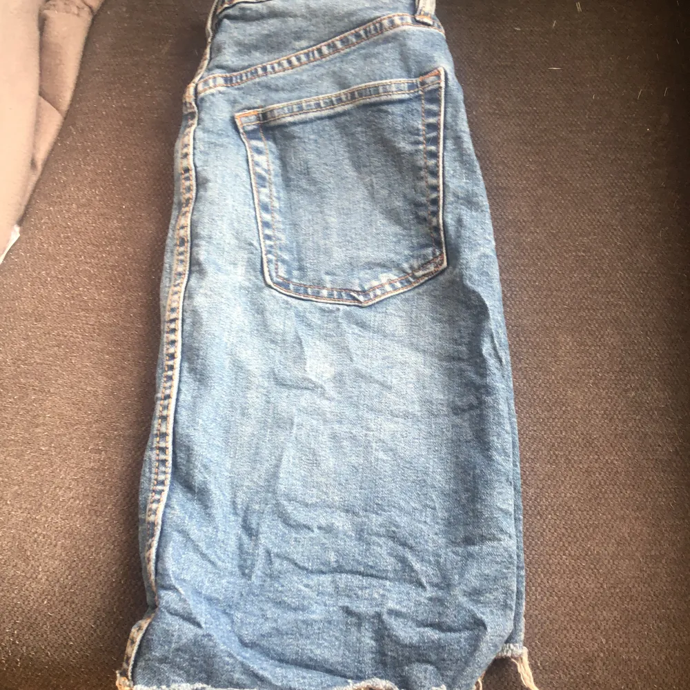 En jätte fin jeans kjol från lager 157, inte använd många gånger, blå med två bak fickor och två mindre fram❤️. Kjolar.