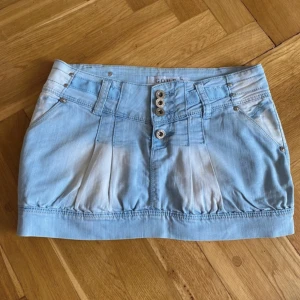 Unik jeanskjol - Säljer denna så otroligt coola jeanskjol ’med unika detaljer!!⭐️