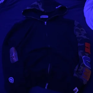 BAPE HOODIE  - En rep Bape hoodie i ganska bra skick, storlek L/M använd väldigt få gånger, vid frågor kontakta mig.