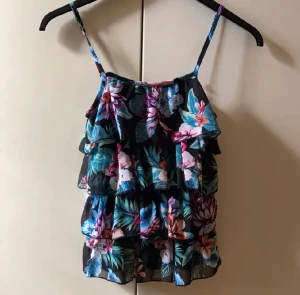 Blommigt linne - Säljer detta fina blommiga linnet pga att den blivit för liten. Köpt second hand men knappt använd av mig. I bra skick!