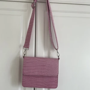 Axelremsväska från Hvisk - Somrig rosa axelremsväska från hvisk i väldigt bra skick. Pris går att diskuteras!💞