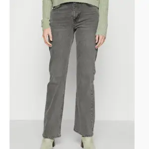De kända gråa jeansen från Gina Tricot, helt oanvänd, säljer då de inte passar. 