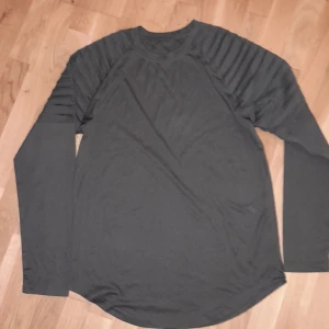 långärmad tröja - inte så tjock tröja med axeldetaljer, intressant material