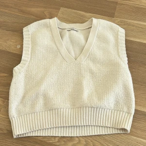 Ginatricot väst - Vit stickad väst, fint skick