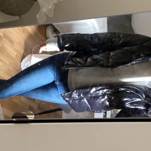 Calvin Klein jacka - Jag tänkte sälja min Calvin Klein jacka då dne blivit för liten och andvänder inte den längre, knappt andvänd och inga skador på den