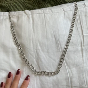halsband, kedja - kejsehalsband, ungefär 60 cm. knappt använd, ser helt nytt ut!