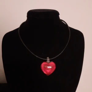 Halsband hjärta  - Helt nytt. Hör gärna av dig vid frågor eller funderingar. Niiice jewellery