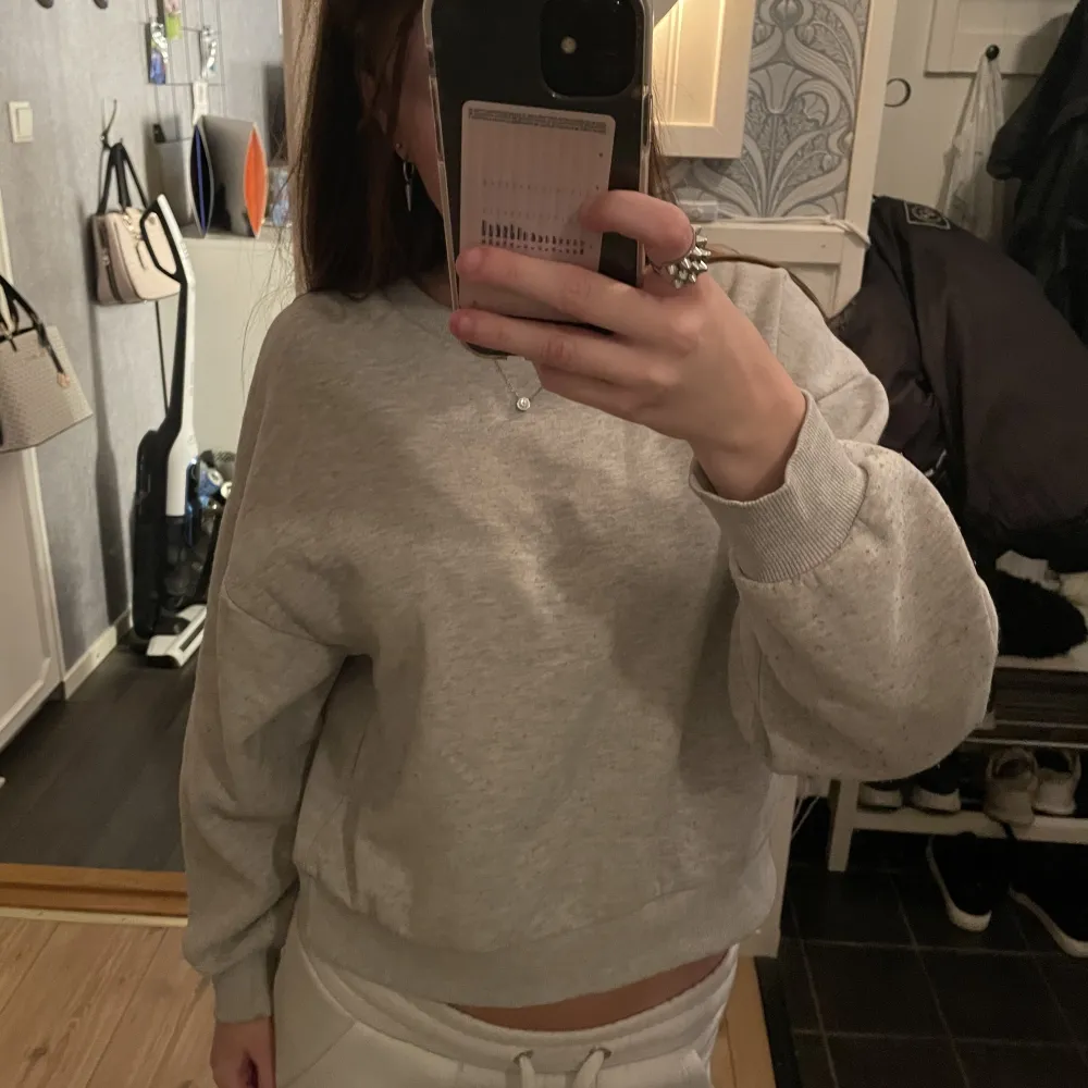 Säljer denna super fina sweatshirt från GinaTricot i storlek XS då den är lite liten för mig och kommer ej till användning. Tröjan är i fint skick bara att den är nopprig vilket går att få bort 💕. Tröjor & Koftor.