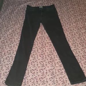 Svarta jeans  - Slim fit jeans, inget speciellt märke. Använda men inga skador eller slitningar.  Fråga om ni vill ha fler bilder eller undrar något annat. Kan mötas i övik