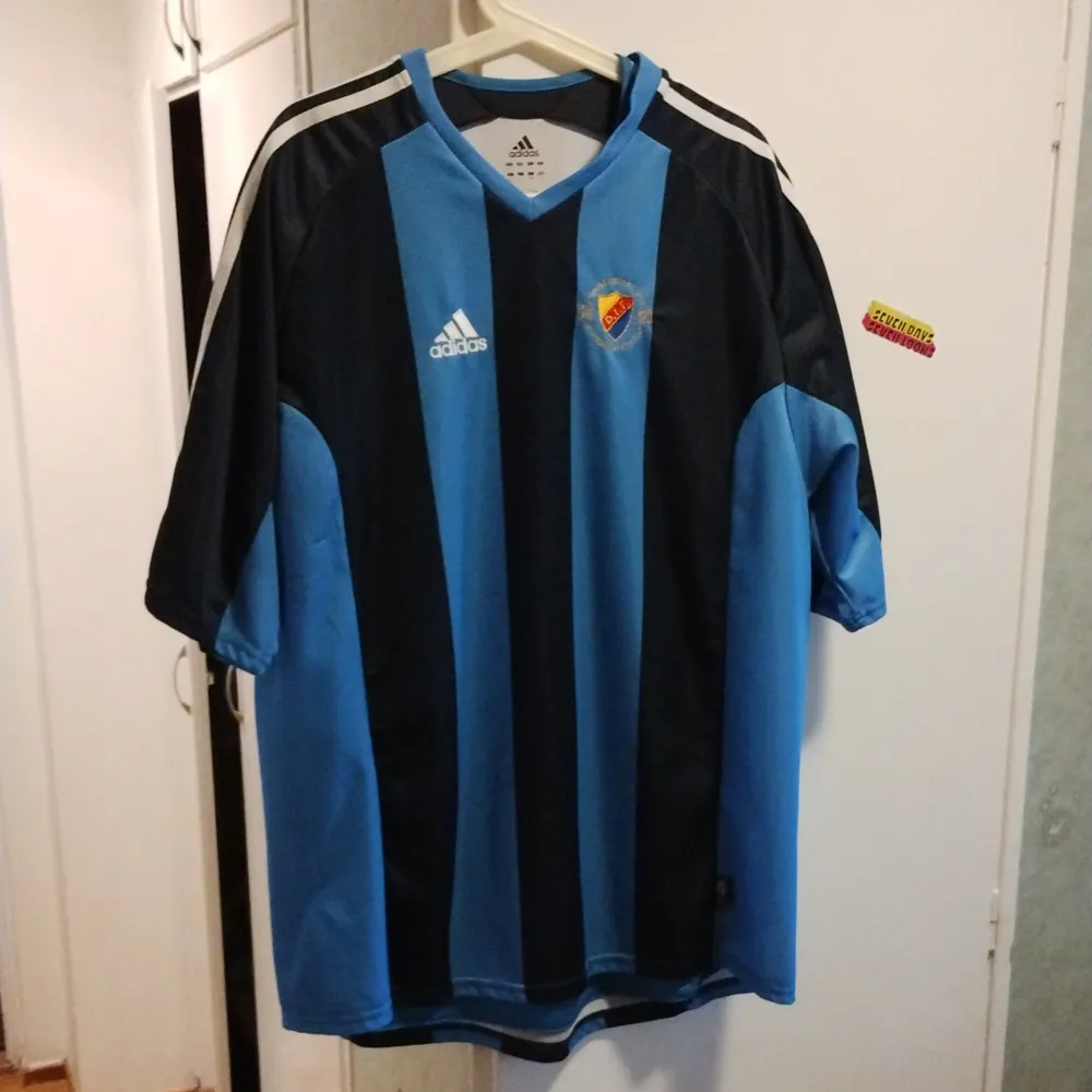 Djurgårdens IF matchtröja från guldsäsongen 2002.. T-shirts.