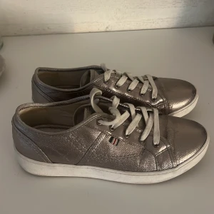 Silvriga skor  - Silvriga skor!!💞💞