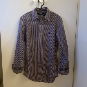 Ralph lauren skjorta - Säljer en skjorta från ralph lauren. Storlek s. Jätte fint skick! Hör av er för fler bilder eller andra funderingar. OBS! Vid köp av fler skjortor från min sida kostar det 300kr/st