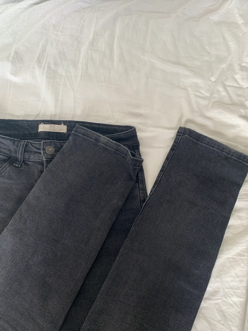 Raka lågmidjade jeans från stradivarius, storlek 34, passar mig som vanligtvis bär 34. Jag är 165, skulle kunna passa 170. Skriv för fler bilder! Pris kan diskuteras . Jeans & Byxor.