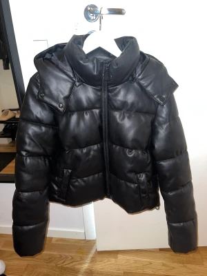 Svart vinterjacka NA-KD  - Svart vinterjacka från NA-KD  Mycket bra skick  Luvan går att ta av  Storlek 36