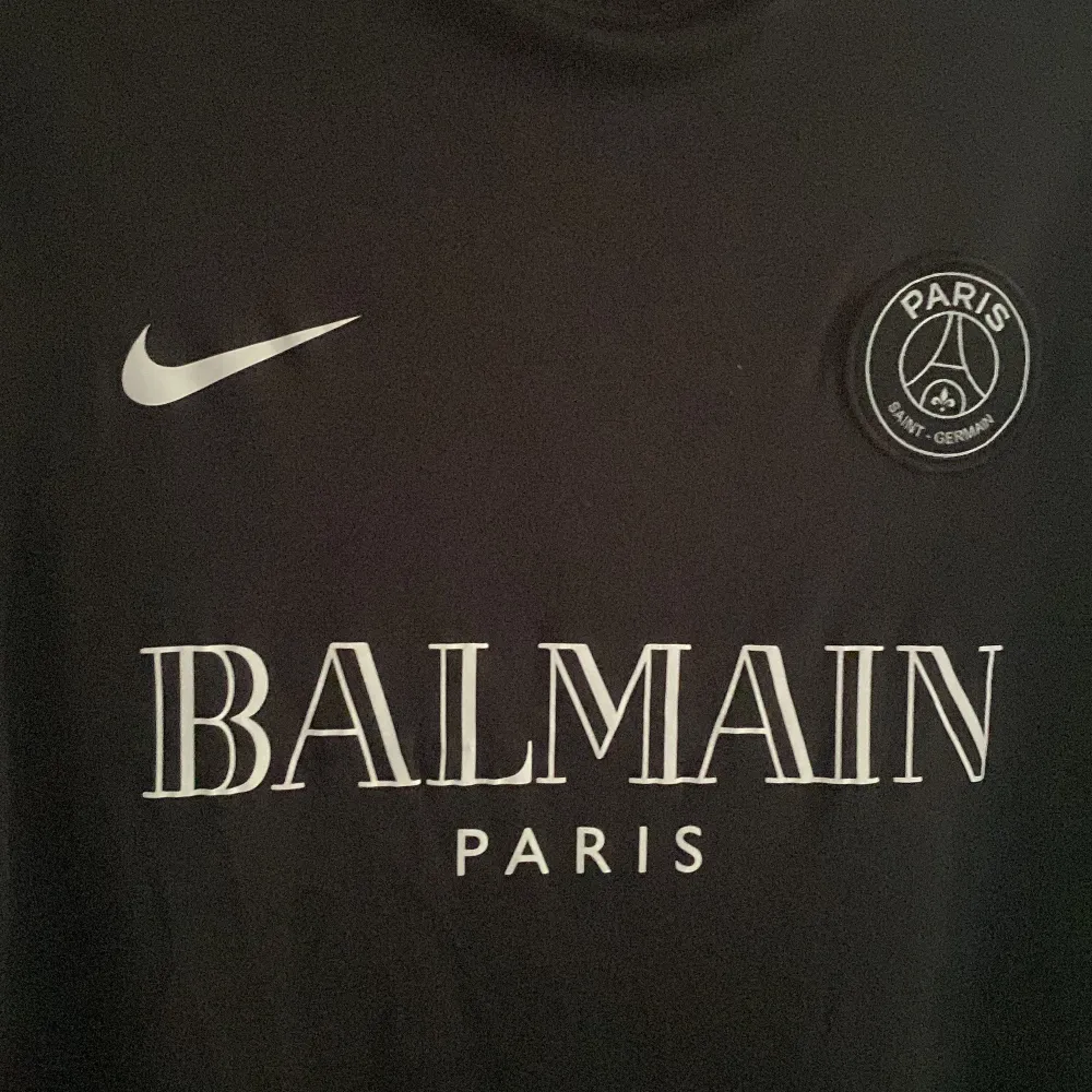 Balmain PSG koncept T-shirt svart, storlek M, Helt ny, använd bara ett fåtal gånger. Inga konstigheter med den. T-shirts.