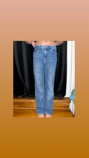 Jeans - Loose straight - Loose straight high wasted jeans från H&M. Något slitna i sömmarna vid hälarna, annars bra skick❤️