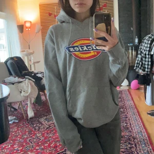 dickies hoodie  - Säljer en grå dickies hoodie då den inte används längre! Knappt använd från början så i bra skick:) sitter skönt o baggy/oversized på mig som brukar ha XS/S men är i strlk L så skulle säga att den passar S-L beroende på hur baggy man vill ha den 💓
