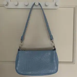Säljer dena blå handväskan från Gina Tricot, den är i mycket fint skick och sitter väldigt fint. Köpt för 300kr och säljer pågrund av att den inte kommer till användning