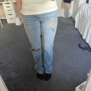 Snygga Gina jeans med hål  - Säljer mina Gina jeans eftersom dom är lite för små i midjan på mig. Köpt för cirka 1 år sen och är i väldigt bra skick💕