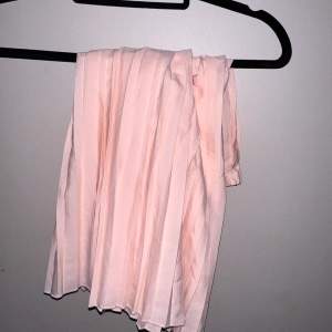 Jätte fin rosa långkjol köpt på lager157 men aldrig kommit till användning med prislappen kvar🥰 köparen står för frakt