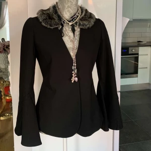 Svart kavaj - Kavaj från Alice Bizous i storlek 36/S. Helt ny med tagg. Köpte den för 900kr och nu säljer jag för 350kr. Aldrig använd. Jättevacker passform. Kragen ingår inte men går att köpa separat för 250kr. 💕