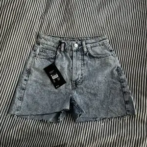 Säljer dessa nya jeansshorts då de var för små i storleken på mig. Nypris 359kr