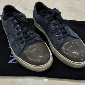 Lanvin skor - säljer ett par slitna lanvin skor. de har använts några gånger. hmu om du vill ha fler bilder/info