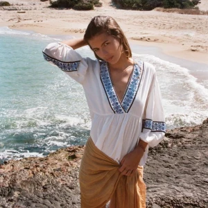 Vacker blus från Zara - Säljer denna otroligt fina blus från Zara då den inte kommer till användning. Den har inte blivit använd mycket och är därför i gott skick🤍