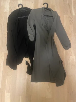 Trenchcoat dam - En mörkgrön och en svart båda för 200