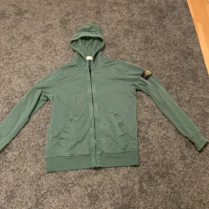 Stone island zip grön - Braa skick åå skön tröja men har tröttnat på den, skriv i dm för fler bilder