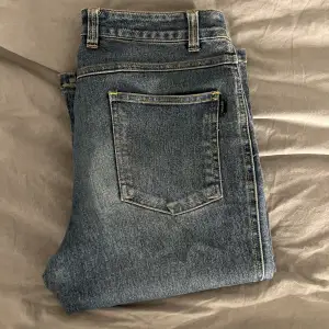 Säljer dessa jeans då dom tyvärr inte kommer till användning, storlek 36. Dom är i väldigt bra skick🥰Skriv privat för fler bilder och frågor💕